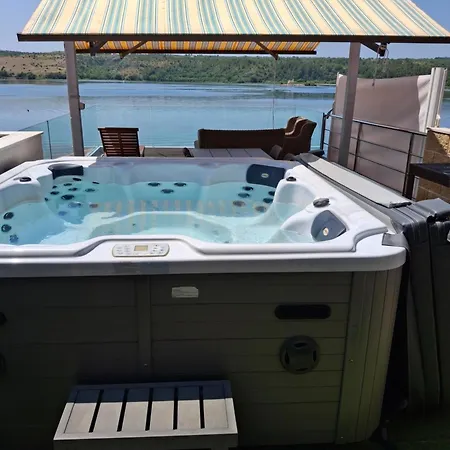 Luxury With Whirpool And Terace 50 M2