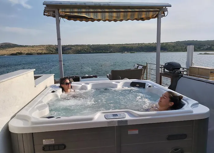 아파트 Luxury With Whirpool And Terace 50 M2 포세다르예