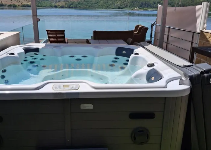 Luxury With Whirpool And Terace 50 M2